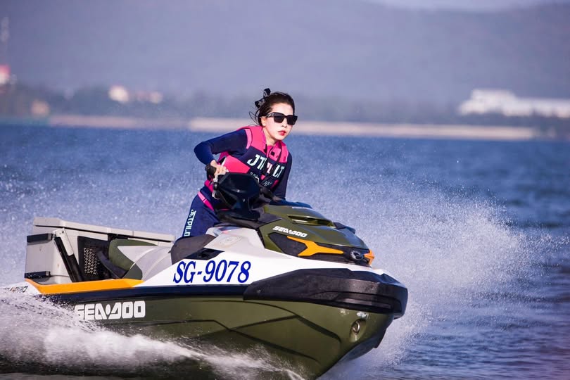 Cậu học sinh bí mật yêu đương với người phụ nữ nhà bên có Gã chồng nhưng không hạnh phúc