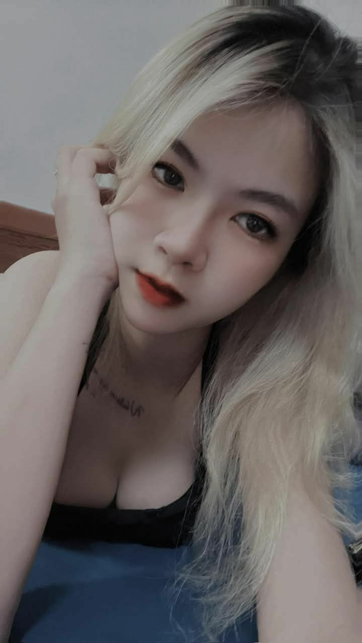 Một cô gái xinh đẹp, tóc ngắn, mảnh mai với ngoại hình được đánh giá cao đang thủ dâm và khoe thân trên ghế sofa. Cô ấy thủ dâm bằng cách nhìn cận cảnh âm hộ và mông của cô ấy rất hấp dẫn. Nếu bạn thích thì đừng bỏ lỡ nhé.